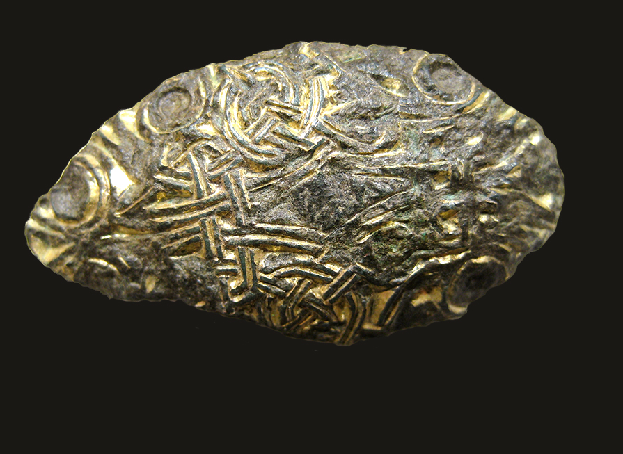 A gilded oval brooch. Photo: Arkeologerna (CC BY).
