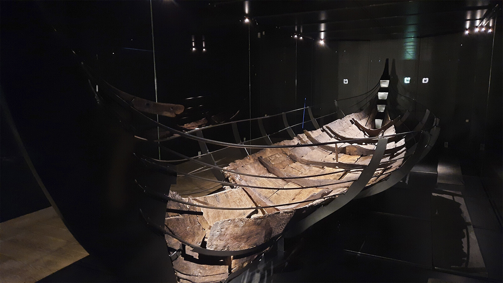 The Gislinge Boat in the exhibition "The Last Viking Ship?" at Holbæk Museum. Photo: Holbæk Museum.